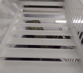 Fabrica&ccedil;&atilde;o, pintura e instala&ccedil;&atilde;o de escadas